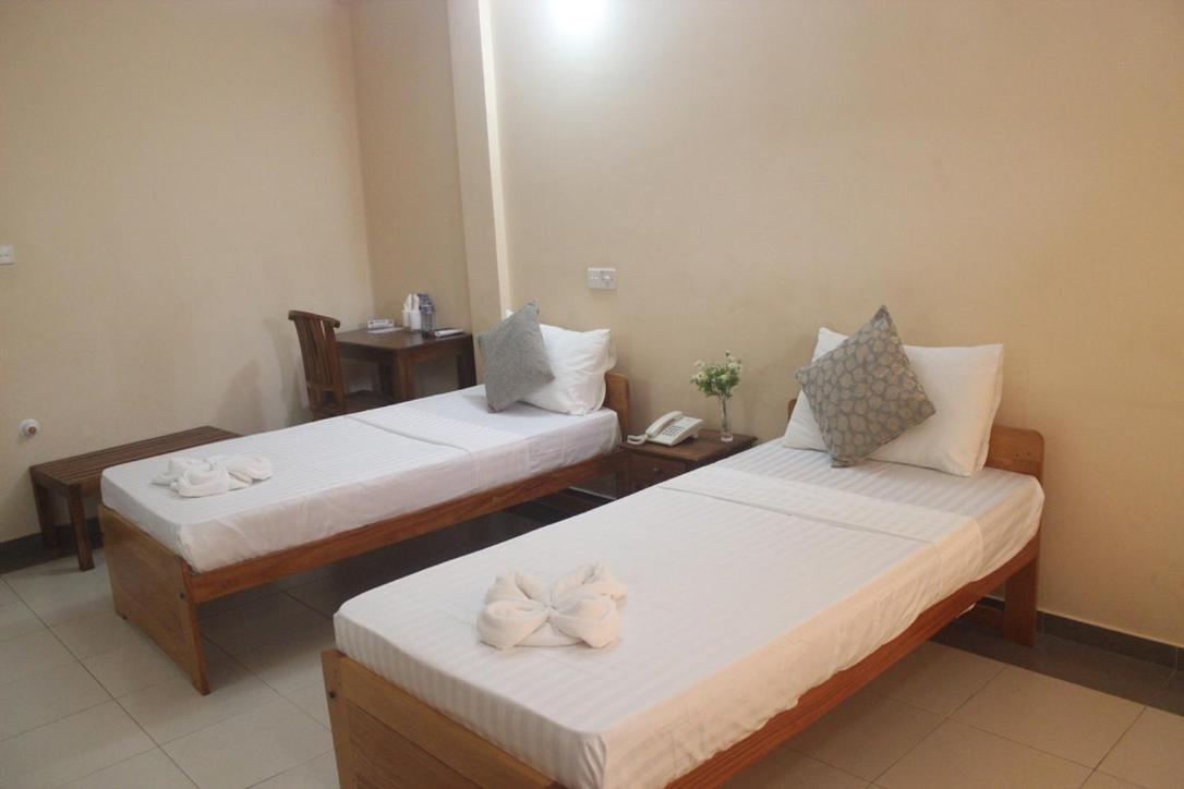 Hotel Oviya Vavuniya Kültér fotó