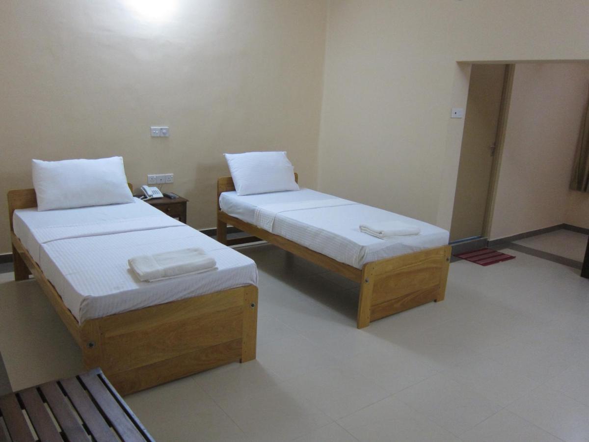Hotel Oviya Vavuniya Kültér fotó