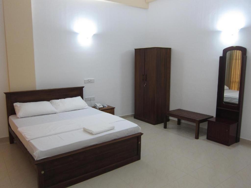 Hotel Oviya Vavuniya Kültér fotó