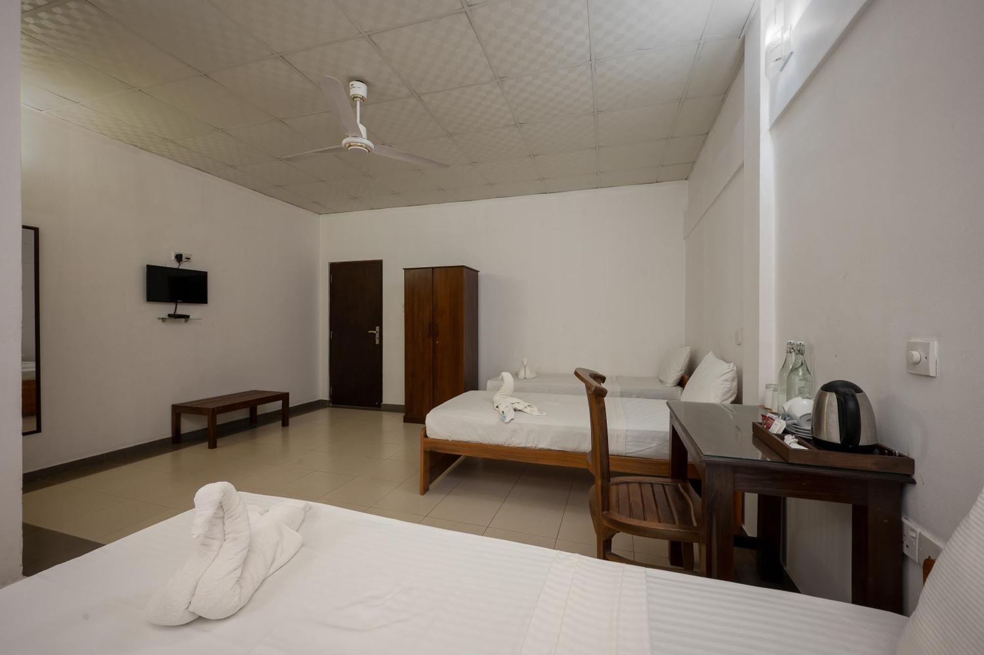 Hotel Oviya Vavuniya Kültér fotó
