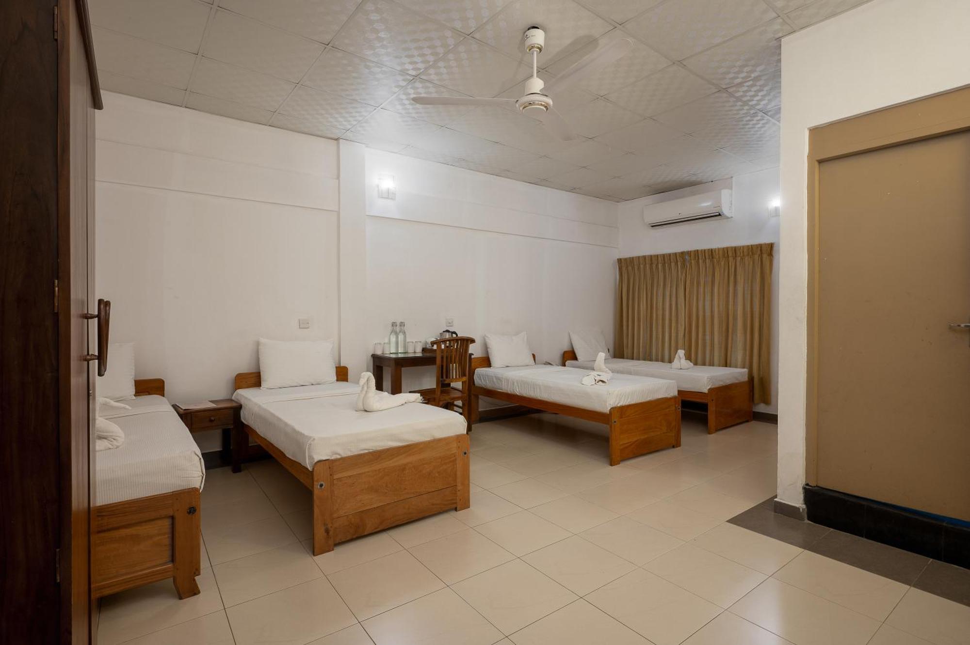 Hotel Oviya Vavuniya Kültér fotó