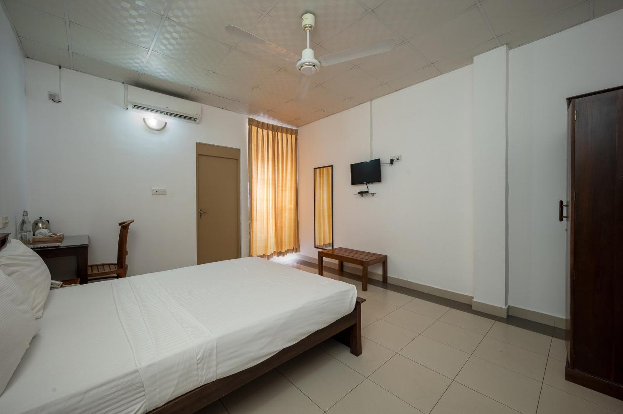 Hotel Oviya Vavuniya Kültér fotó