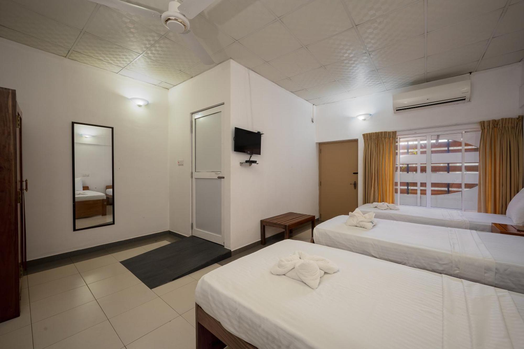 Hotel Oviya Vavuniya Kültér fotó