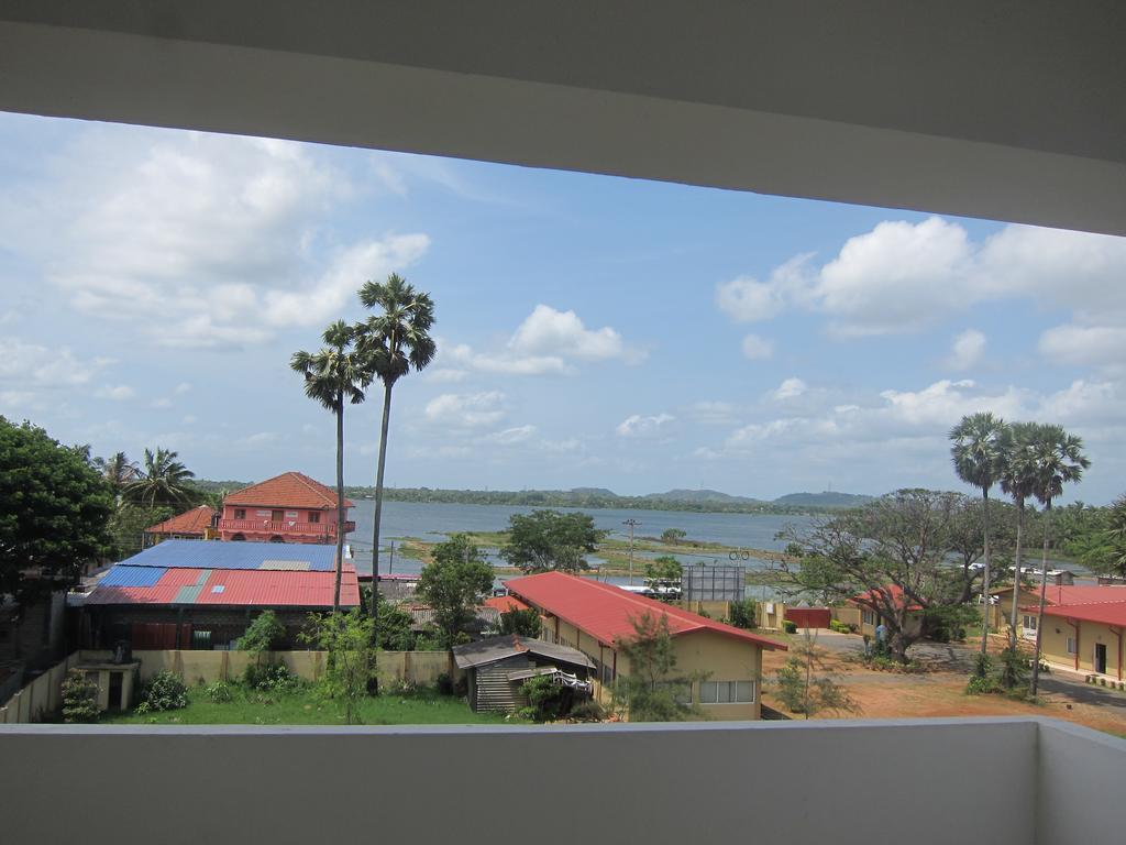 Hotel Oviya Vavuniya Kültér fotó