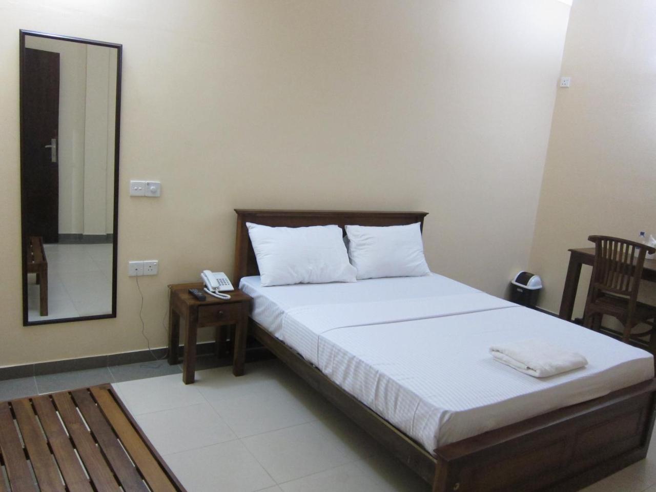 Hotel Oviya Vavuniya Kültér fotó