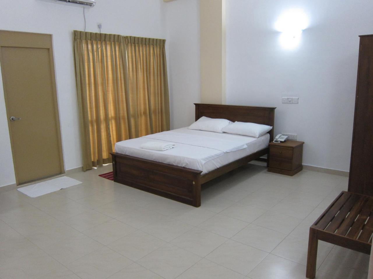 Hotel Oviya Vavuniya Kültér fotó
