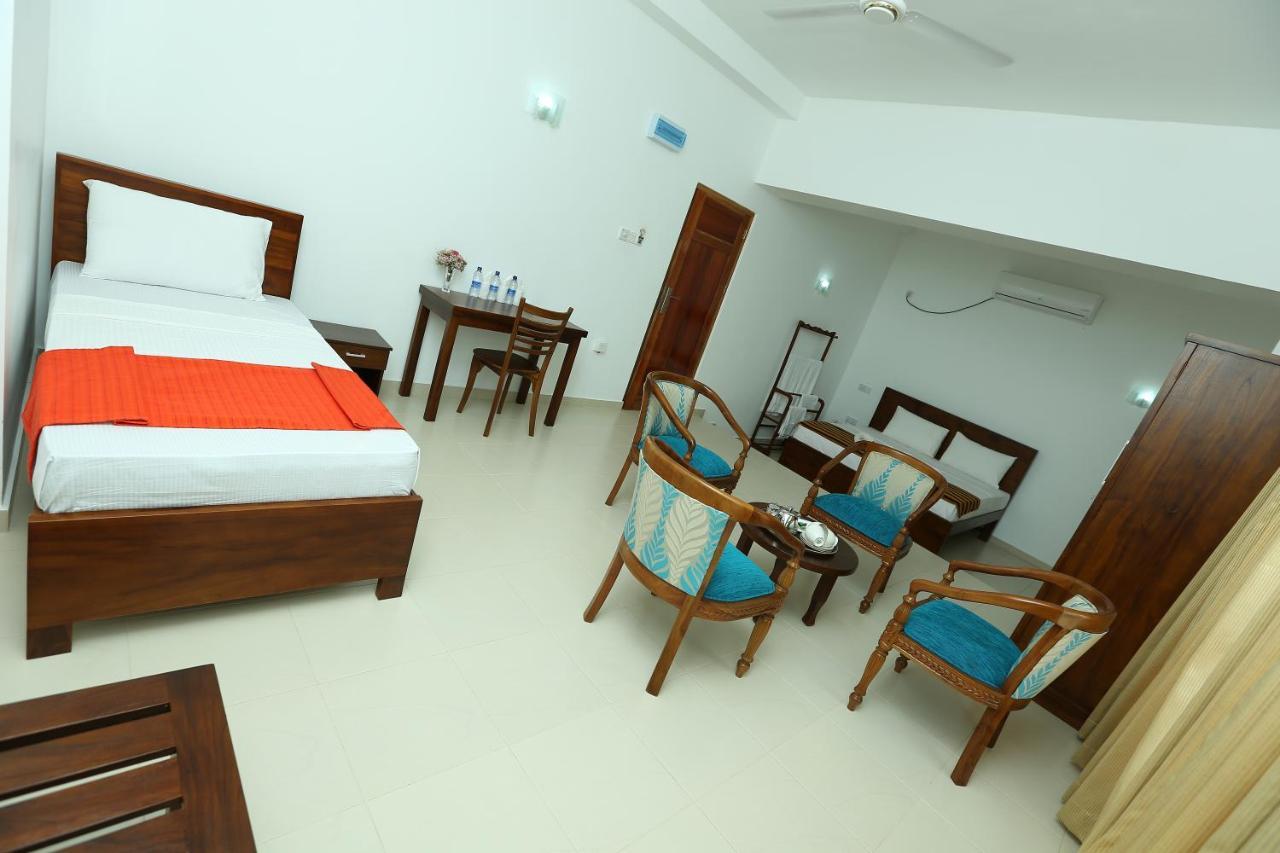 Hotel Oviya Vavuniya Kültér fotó